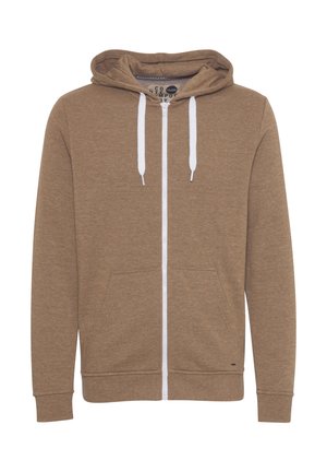 Bruine zip-up hoodie gemaakt van zachte stof, met een witte rits, twee voorzakken en een capuchon met trekkoord.