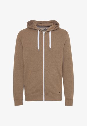 Bruine zip-up hoodie gemaakt van zachte stof, met een witte rits, twee voorzakken en een capuchon met trekkoord.