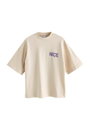 Beige katoenen t-shirt met oversized pasvorm, korte mouwen, ronde hals, met paarse tekst "NICE Edition 2020" op de linkerkant van de borst.