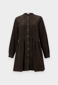 Abito lungo in corduroy marrone scuro a maniche lunghe con apertura anteriore a bottoni, vita arricciata e colletto rotondo su sfondo semplice.