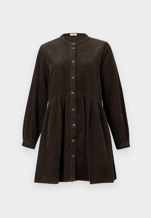 Abito lungo in corduroy marrone scuro a maniche lunghe con apertura anteriore a bottoni, vita arricciata e colletto rotondo su sfondo semplice.