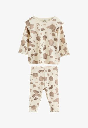 Costum pentru bebeluși crem, cu dungi, cu mâneci lungi și pantaloni, decorat cu pete neregulate maro în imprimeu de vacă și volănașe mici pe cusăturile umerilor.