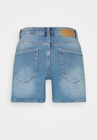 Džínové šortky, světle modrá praná barva, třepené lemy, dvě zadní kapsy, kožená nášivka značky na pase, hladká textura.