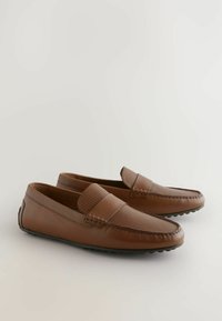 Brune læder loafers med et tekstureret stofbånd, rund tå og gummisål. Har syninger langs kanterne og en glat finish.