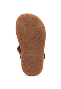Brązowa gumowa podeszwa sandałów z kwiatowym wzorem i logo marki. Wzór przyczepności jest teksturowany dla lepszej przyczepności. Rozmiar oznaczony jako 20.