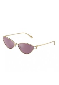 Occhiali da sole cat-eye in metallo dorato con lenti rosa scuro. Presentano bracci sottili e un design elegante e minimalista. Inclusi cuscinetti nasali trasparenti.