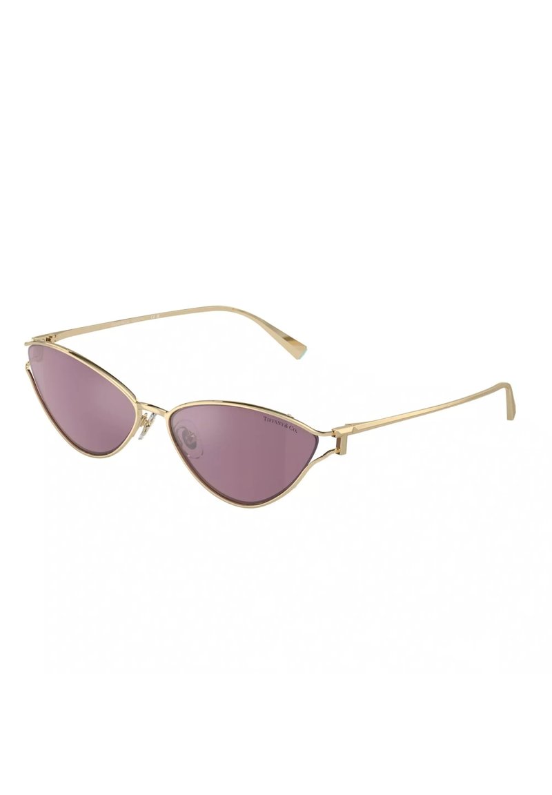 Occhiali da sole cat-eye in metallo dorato con lenti rosa scuro. Presentano bracci sottili e un design elegante e minimalista. Inclusi cuscinetti nasali trasparenti.