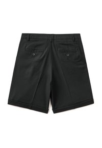 Černé kraťasy vyrobené z hladké tkaniny, s rovný fit, dvěma zadními kapsami s knoflíky a s ohnutým lemem.