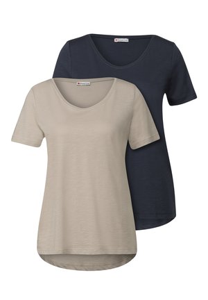 Zwei kurzärmlige T-Shirts, eines beige und eines marineblau. Jedes hat einen Rundhalsausschnitt und einen lockeren Schnitt, gefertigt aus weichem, leichtem Stoff.