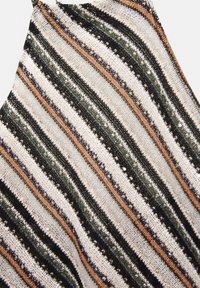 Débardeur en tricot présentant des rayures horizontales en noir, vert, crème et orange. Tissu texturé avec un léger éclat et une coupe ample.