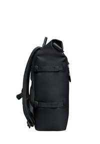 Czarny plecak typu roll-top z wyściełanymi szelkami, dwoma poziomymi paskami kompresyjnymi i boczną kieszenią na zamek pokazany z boku.