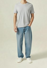 Šedé tričko s krátkým rukávem, světle modré volné džíny, bílé tenisky. Neformální vzhled s jednoduchým designem a hladkou texturou.