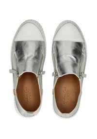 Scarpe slip-on metallizzate argento con punte bianche, cerniere ai lati e suole flessibili e testurizzate. Soletta in pelle marrone, design minimalista.