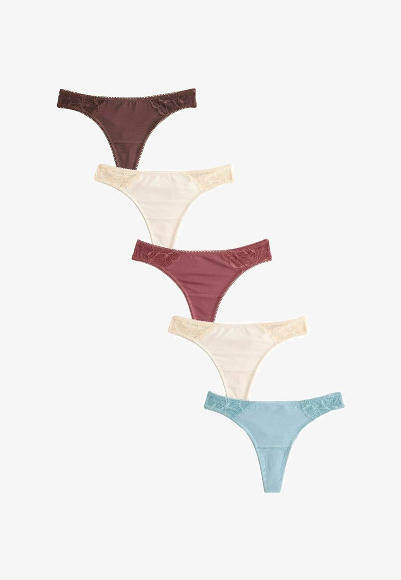 Cinq strings pour femmes à bordure en dentelle, en marron, crème, mauve, crème et bleu clair, disposés en diagonale sur un fond blanc.