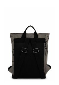 Mochila en gris y negro, con tejido texturizado, correas ajustables, asa superior y un bolsillo con cremallera lateral con diseño de panel geométrico.