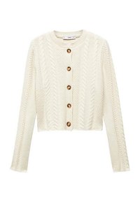 Weiße Strickjacke mit Rundhals, die ein strukturiertes Kabelmuster, ein kurzes Design und fünf braune Knöpfe vorne aufweist.