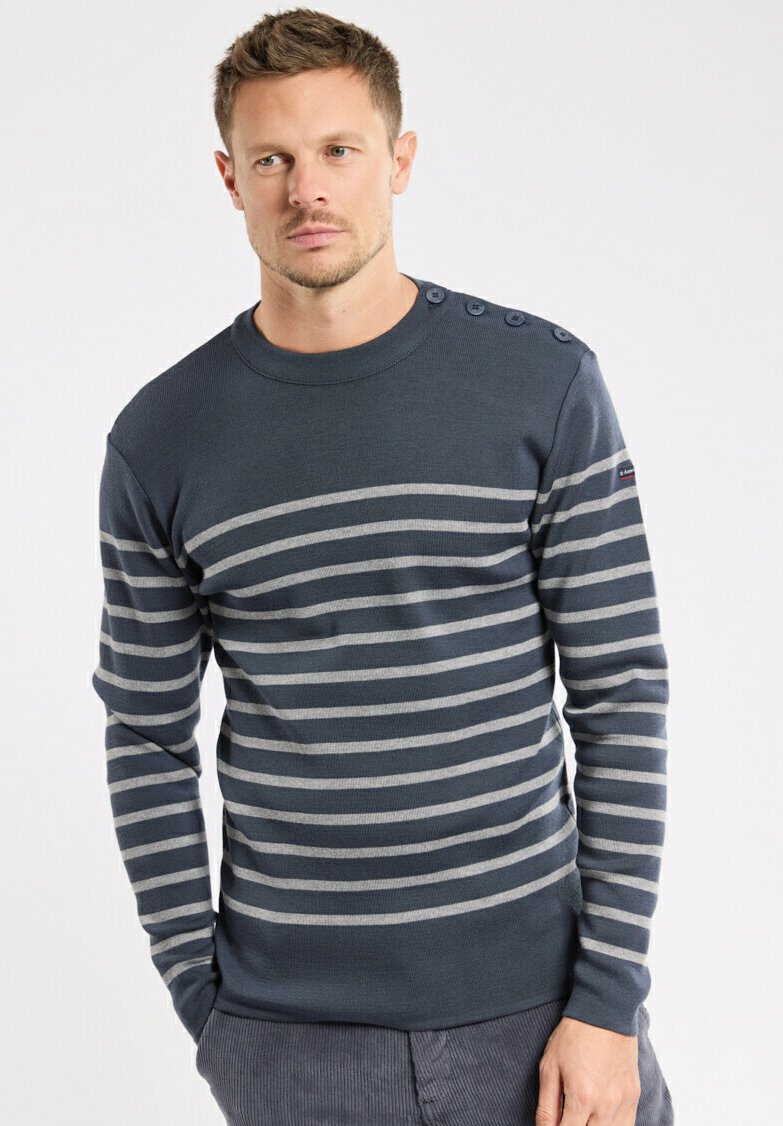 Maglione blu navy con righe grigie orizzontali, scollatura rotonda a coste e bottoni decorativi sulla spalla. Morbido tessuto a maglia.