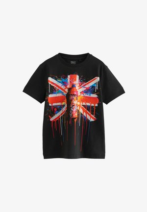 Černé bavlněné tričko s velkým potiskem britské vlajky, doplněné živými odstíny červené, modré a oranžové, se sprejovou lahví ve středu.
