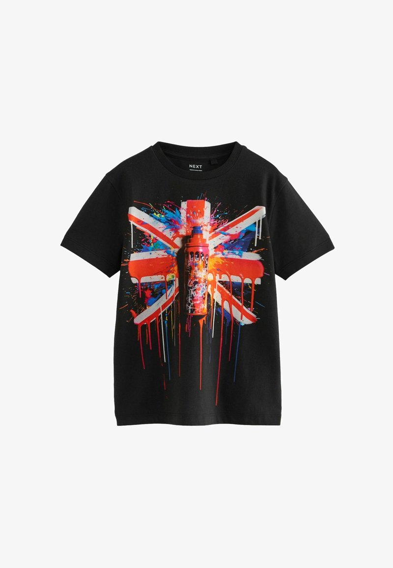 Černé bavlněné tričko s velkým potiskem britské vlajky, doplněné živými odstíny červené, modré a oranžové, se sprejovou lahví ve středu.
