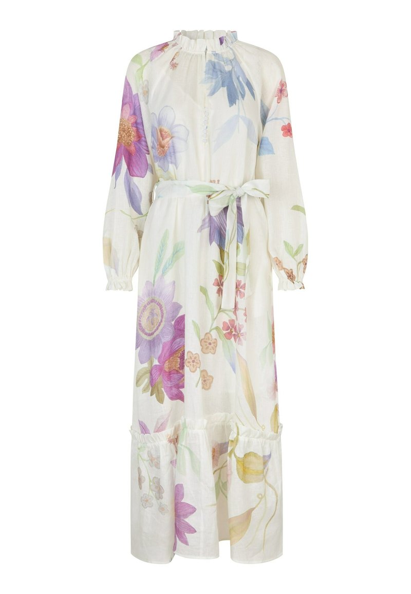 Longue robe blanche à fleurs violettes, roses et bleues, manches longues, col montant à volants, boutonnée devant et ceinture nouée à la taille.