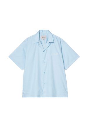 Camisa de manga corta azul claro con botones y cuello, con un pequeño logo blanco bordado en el pecho izquierdo.