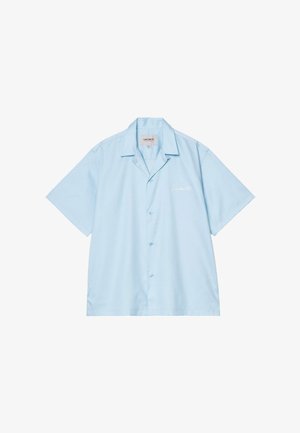 Camisa de manga corta azul claro con botones y cuello, con un pequeño logo blanco bordado en el pecho izquierdo.