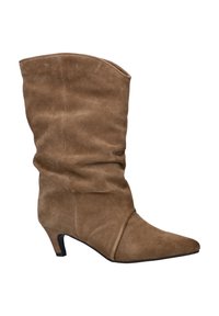 Bruine suède enkellaars met een spitse neus, slouchy bovenkant en een lage, chunky hak. Het materiaal heeft een zachte textuur en matte afwerking.