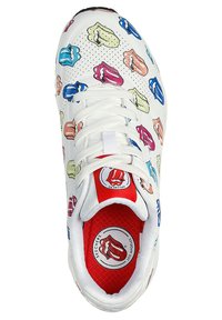 Sneaker bianco con motivo logo colorato sulla linguetta. Presenta un design con lacci, una parte superiore testurizzata e una fodera interna rossa con dettaglio logo.