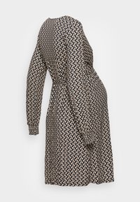 Vestido de manga larga con un patrón geométrico en azul marino y beige. Está hecho de una tela suave con cintura entallada y puños elásticos.