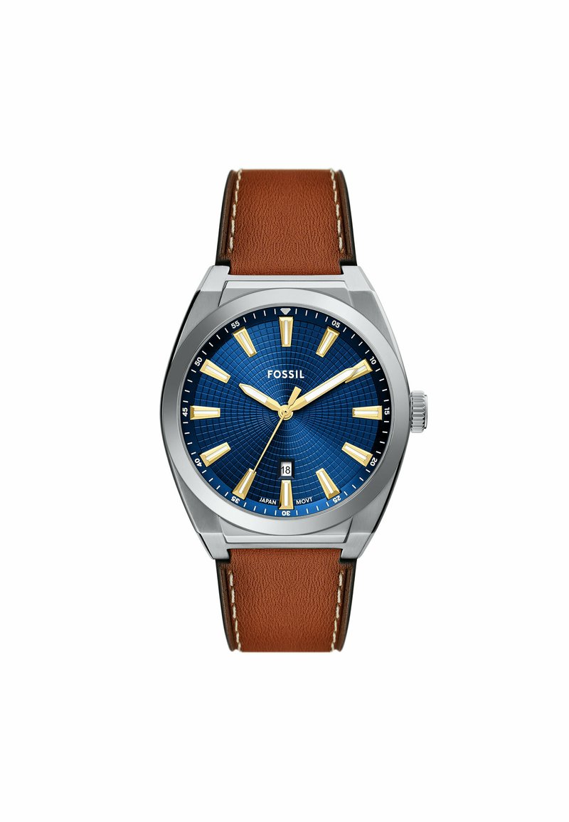 Montre pour homme Fossil avec un boîtier en acier inoxydable, un cadran texturé bleu, des index en or et un bracelet en cuir marron avec des coutures blanches.