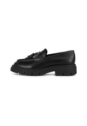 Mocasines de cuero negro con suela gruesa, diseño de punta redondeada, detalle de borlas en la parte delantera y parte superior texturizada para un mejor agarre.