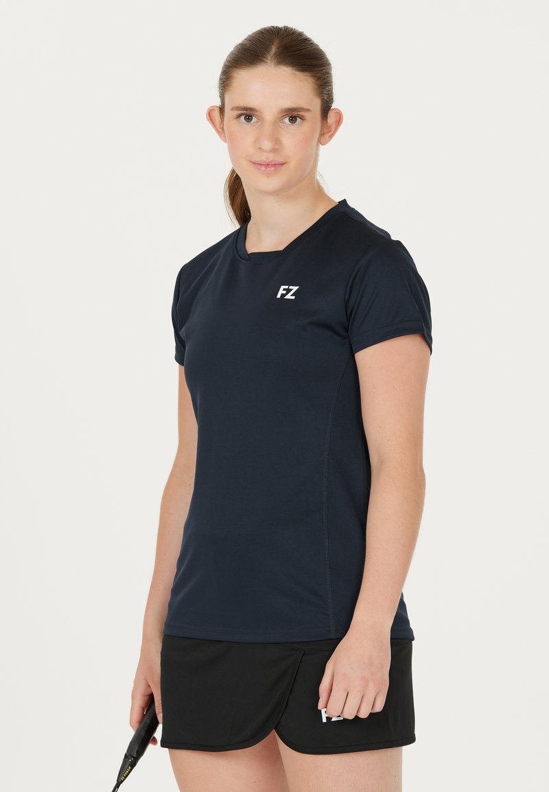 Marineblå sports T-shirt med korte ærmer og rund halsudskæring, med et hvidt "FZ" logo, parret med en sort skort.