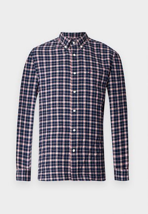 Camisa de algodón de cuadros en azul marino y rojo, con botones, mangas largas, cuello clásico y un bolsillo en el pecho con detalle de logo.