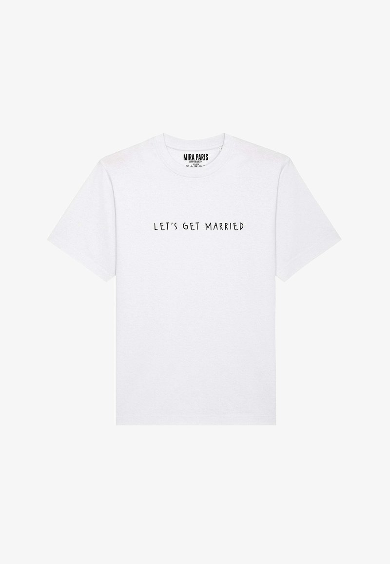 Baltas kokvilnas t-krekls ar īsām piedurknēm, apaļu kakla izgriezumu un tekstu "SĀKAM PRECĒTIES" melnā krāsā, centrēts priekšpusē.