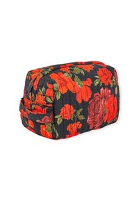 Borsa cosmetica trapuntata con sfondo nero, decorata con vivaci rose rosse e foglie verdi. Chiusura con cerniera e dettaglio tasca laterale.