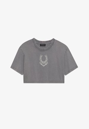 Küljedest lõigatud hall T-särk, mis on valmistatud puuvillast, ümmarguse kaelusega, lühikeste varrukatega ning keskel valge hobusekontuuriga graafika.