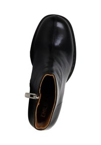 Stivaletto in pelle nera con superficie liscia, punta rotonda, chiusura con zip laterale e fodera interna color cammello.