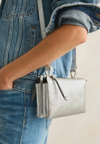 Next SMALL REGULAR FIT - Schoudertas - silver