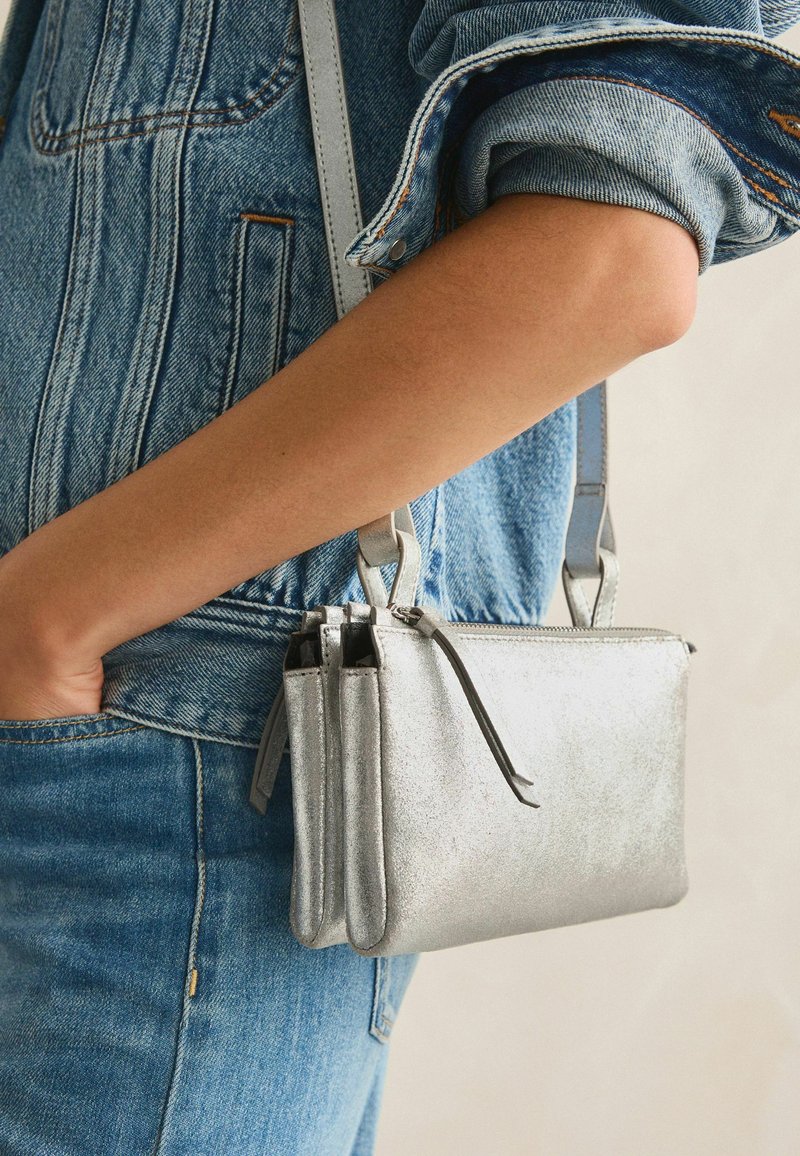 Next SMALL REGULAR FIT - Schoudertas - silver