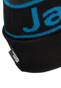 Beanie nera con strisce orizzontali blu e testo. Materiale in maglia morbido. Decorata con un'etichetta di marca sul lato.
