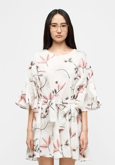 Φλοράλ φόρεμα με κοντά, βολάν μανίκια, κατασκευασμένο από ελαφρύ ύφασμα. Διαθέτει ροζ και μαύρα μοτίβα φύλλων, ζώνη στη μέση και άνετη εφαρμογή.