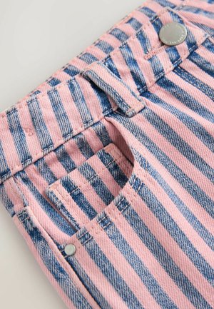 Gestreifte Jeans-Shorts mit alternierenden rosa und blauen Streifen, einer Vordertasche, einem Metallknopf und genähten Details.