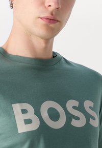 BOSS THINKING - Nyomott mintás póló - open green