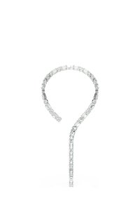 Collana con gemme chiare di forma rettangolare disposte in un anello continuo, mostrata su uno sfondo bianco.