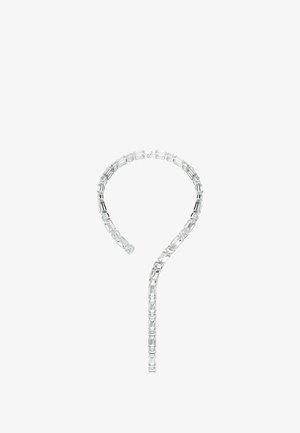 Naszyjnik z prostokątnymi, przezroczystymi kamieniami szlachetnymi ułożonymi w ciągłą pętlę, wyeksponowany na białym tle.