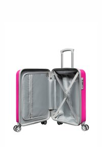 Harde roze koffer, zilveren binnenvoering, ritsvak, kruislengtestraps voor spullen, uitschuifbare handgreep, vier draaibare wielen.