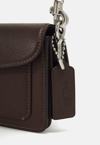 COACH POLISHED TABBY SHOULDER BAG  - Käekott - maple