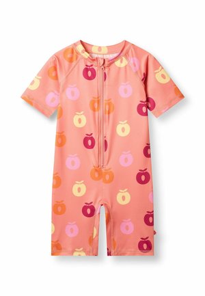 Korte mouwen babyspeelkleding in koraalroze met een rits aan de voorkant en een meerkleurig appelpatroon in geel, oranje, rood en roze.