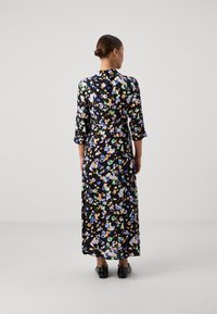 Maxi kleit kolmanda neljandiku varrukatega, must kanga, millel on siniste, roheliste ja virsikutoonide lillemuster, seotud vööga.