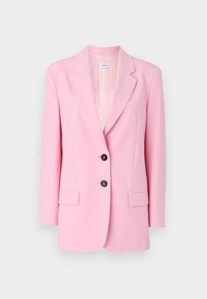 Blazer rose clair avec un col à revers, deux poches avant, deux boutons marron et une texture lisse. Conçu dans un style structuré et ajusté.